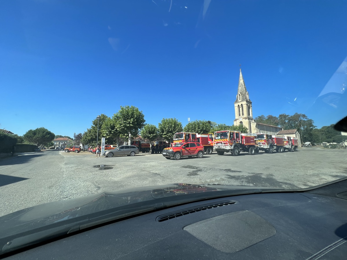 Camions de pompiers (CCF) mobilisés contre les feux de forêt en Gironde